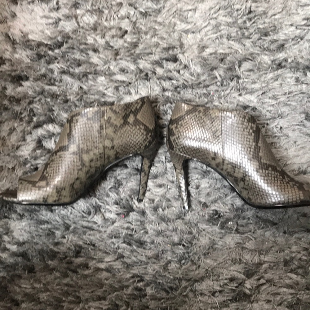 NEW Women’s Cute Calvin Klein Shoes Size 9.5